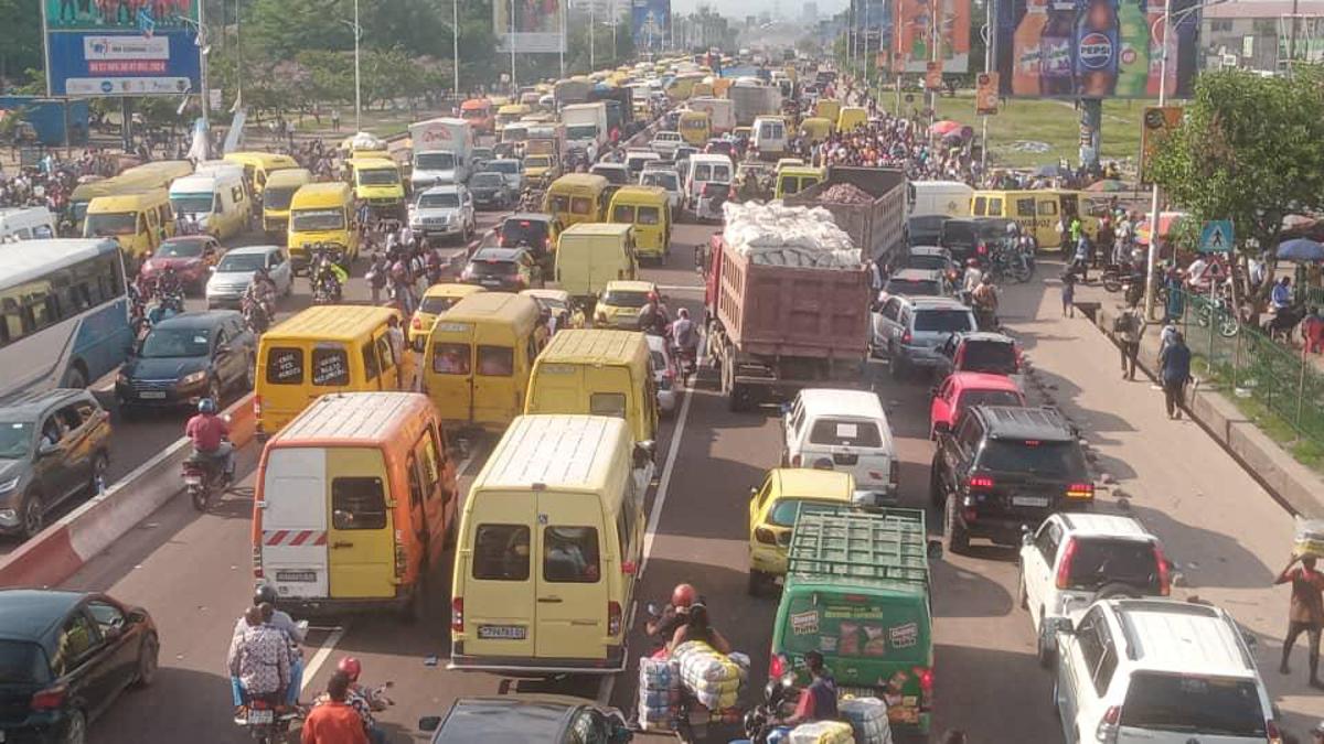 Kinshasa : la mobilité urbaine à l’épreuve des décisions gouvernementales

