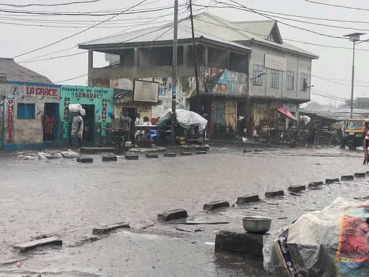 Pluies à Kinshasa : un mur s’effondre sur une habitation à N’sele, plusieurs blessés