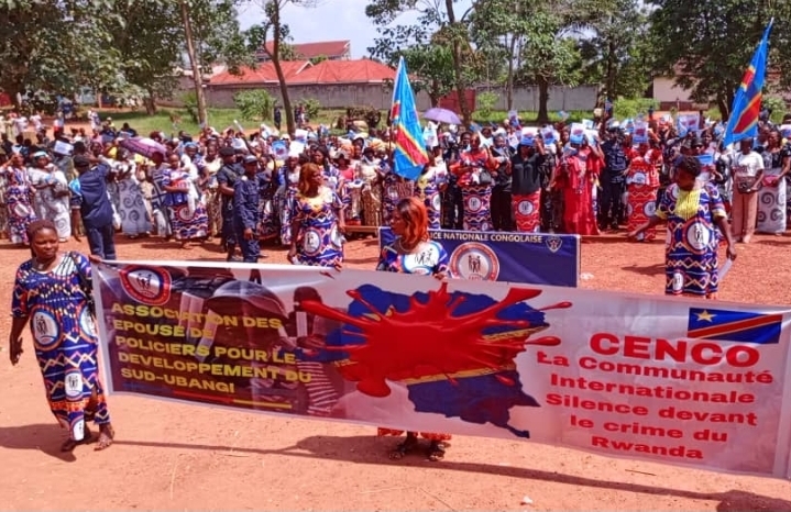 Sud-Ubangi : les épouses de policiers dans la rue pour dénoncer l’agression rwandaise dans l’Est de la RDC