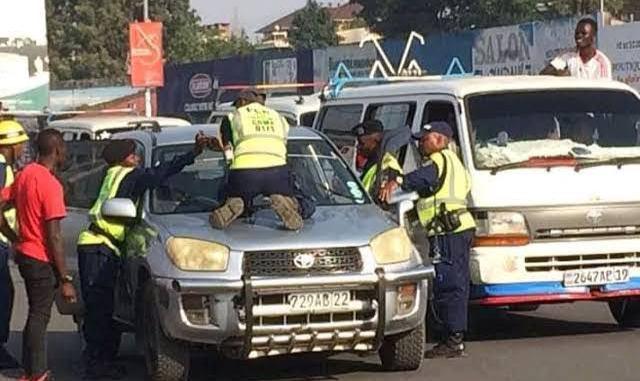 Accident à Kinshasa : un policier de circulation routière percute un mur avec une voiture d’un particulier