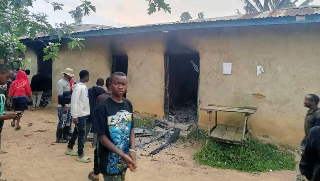 Nord-Kivu : une attaque nocturne attribuée aux ADF fait deux morts et plusieurs maisons incendiées à Oïcha