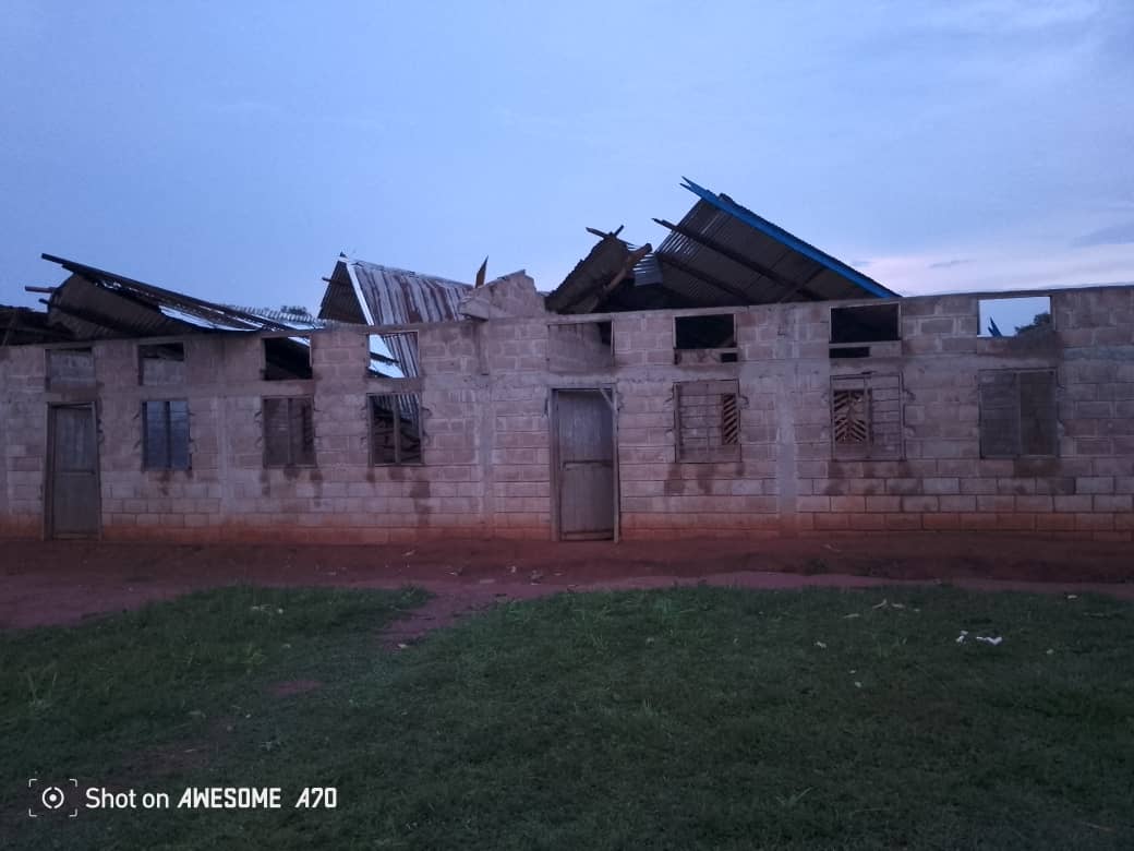 EDN-NC/Sud-Ubangi : La toiture d'un bâtiment scolaire, centre de passation des épreuves de l'Examen d'État emportée par un vent violent à GEMENA 